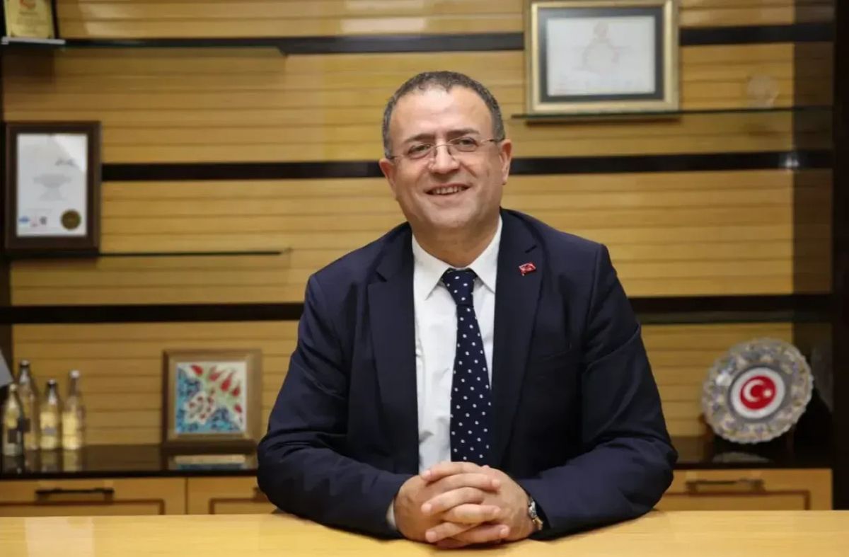 Derince Belediye Başkanı Sertif Gökçe ve 18 meclis üyesi CHP'den istifa ederek Yeni Parti'ye katıldı