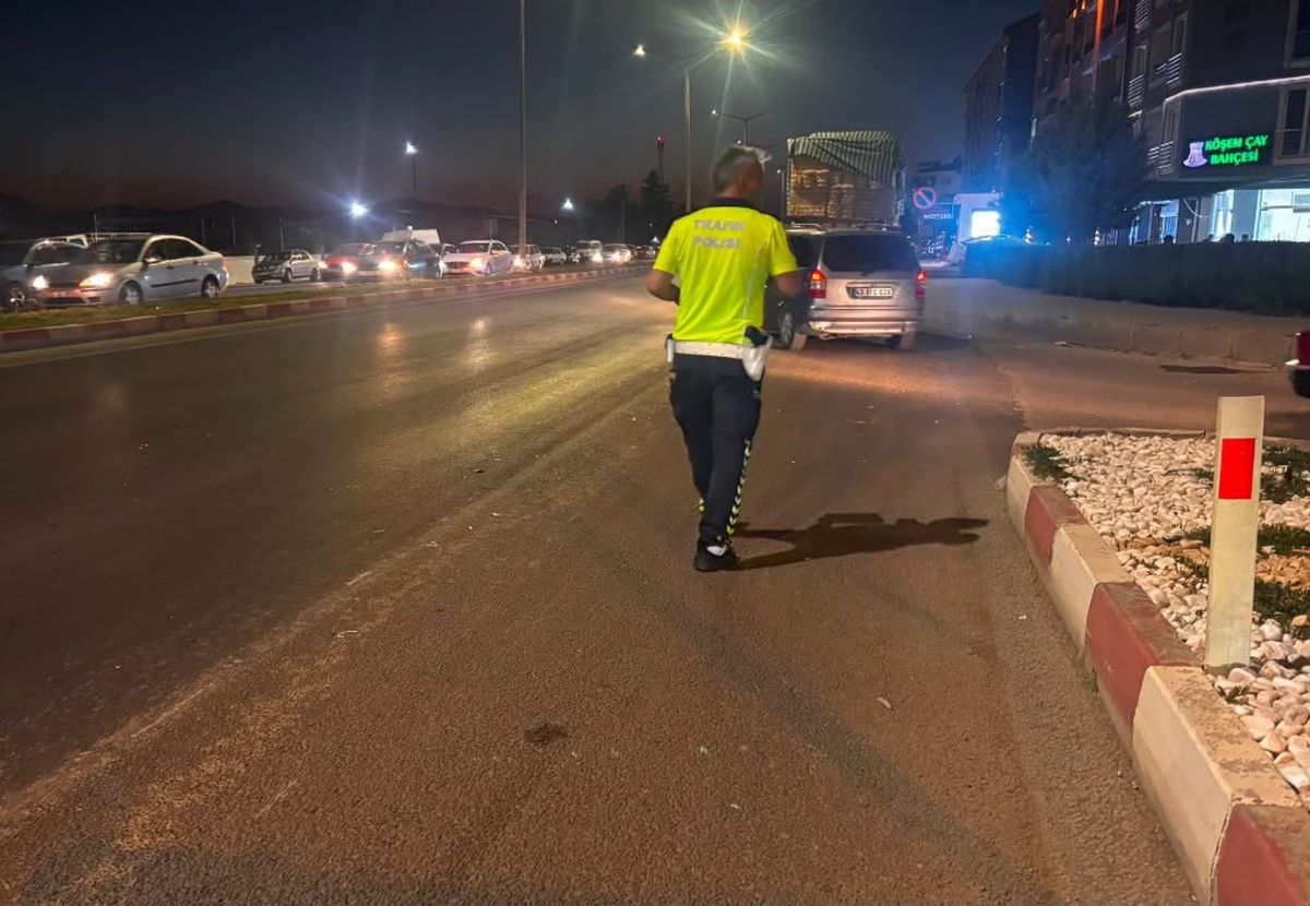 Direksiyon hakimiyetini kaybeden motosiklet sürücüsü hastanelik oldu