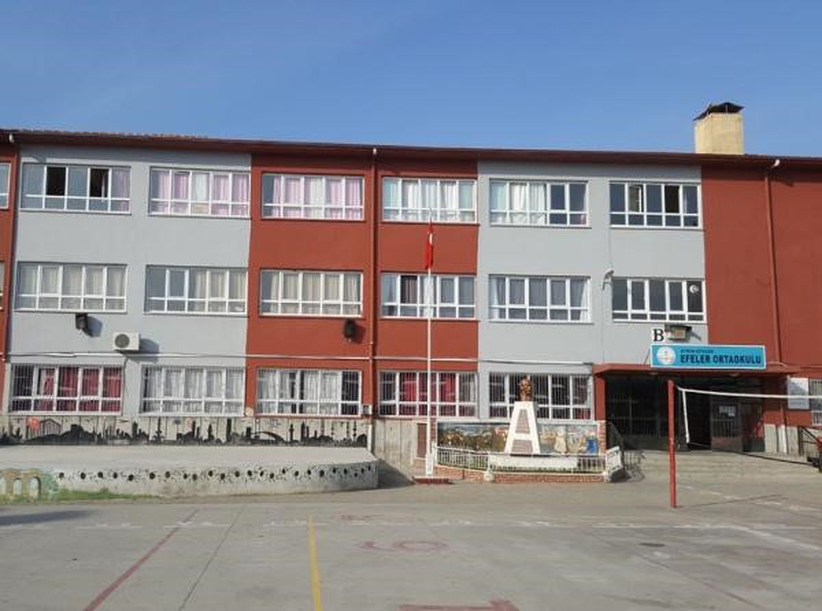 Efeler'de iki okul binası değişti: 2 bin 240 öğrenci yeni okullarda eğitim görecek