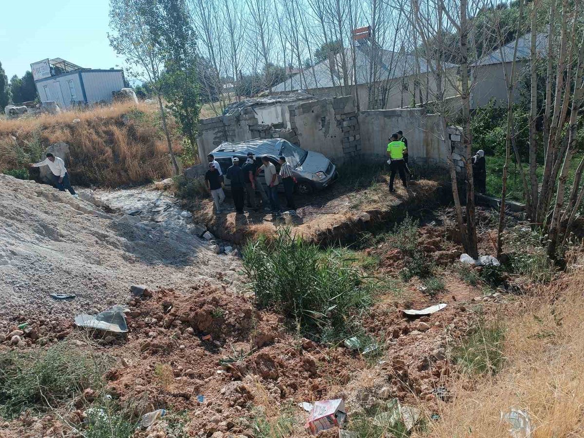 Erciş’te hafif ticari kamyonet takla attı: 4 yaralı