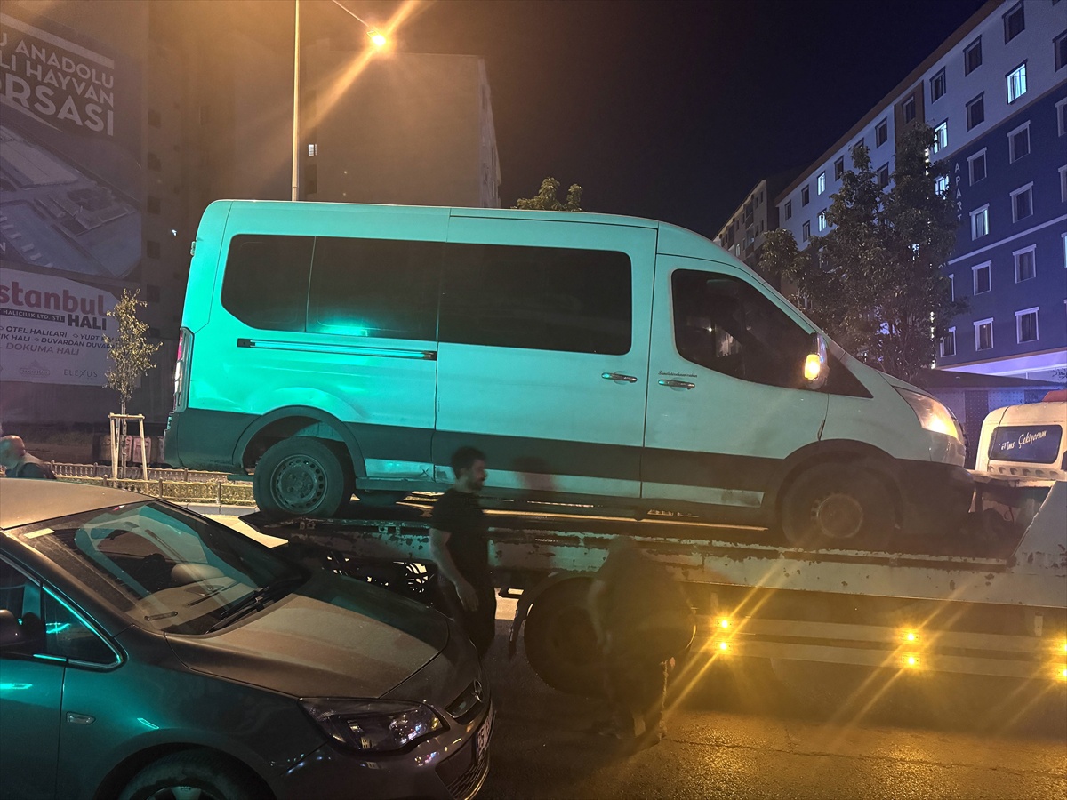 Erzurum'da kırmızı ışıkta uyuyakalan sürücüyü vatandaşlar uyandırdı