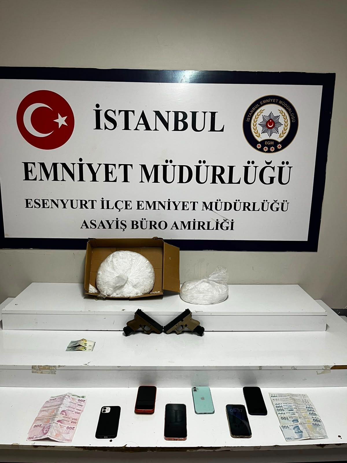 Esenyurt'ta Uyuşturucu Operasyonu: 5 Kilo Metamfetamin ve 2 Tabanca Ele Geçirildi