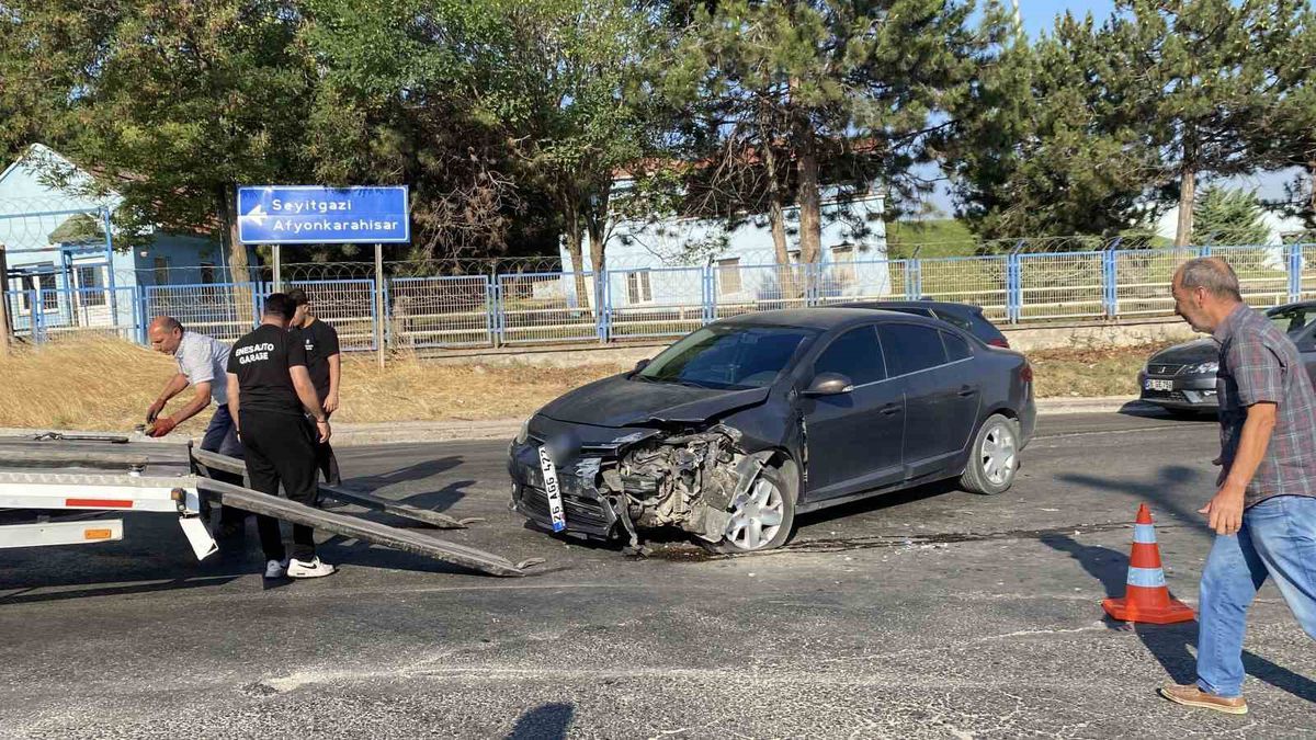 Eskişehir’de hafif ticari araç ile otomobil çarpıştı: 1 yaralı
