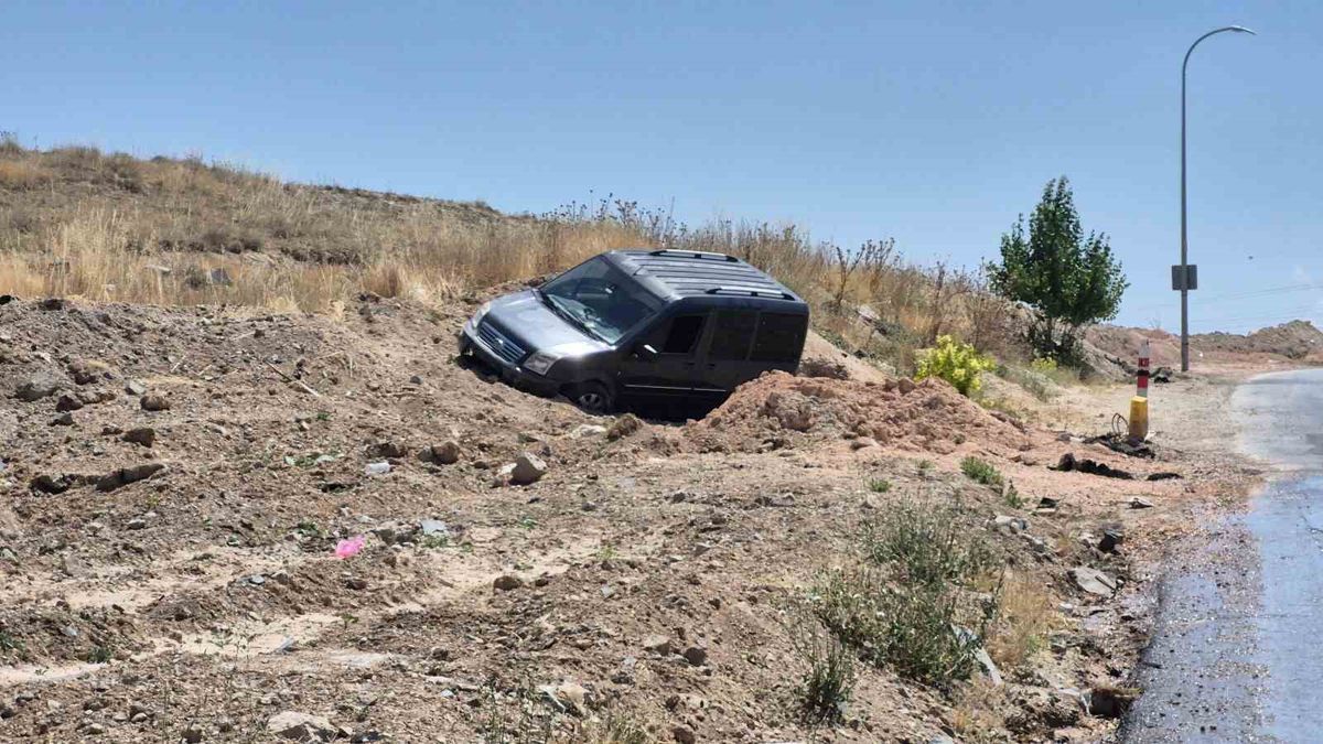 Eskişehir'de Kontrolden Çıkan Hafif Ticari Araç Toprak Alana Çıktı: 2 Yaralı