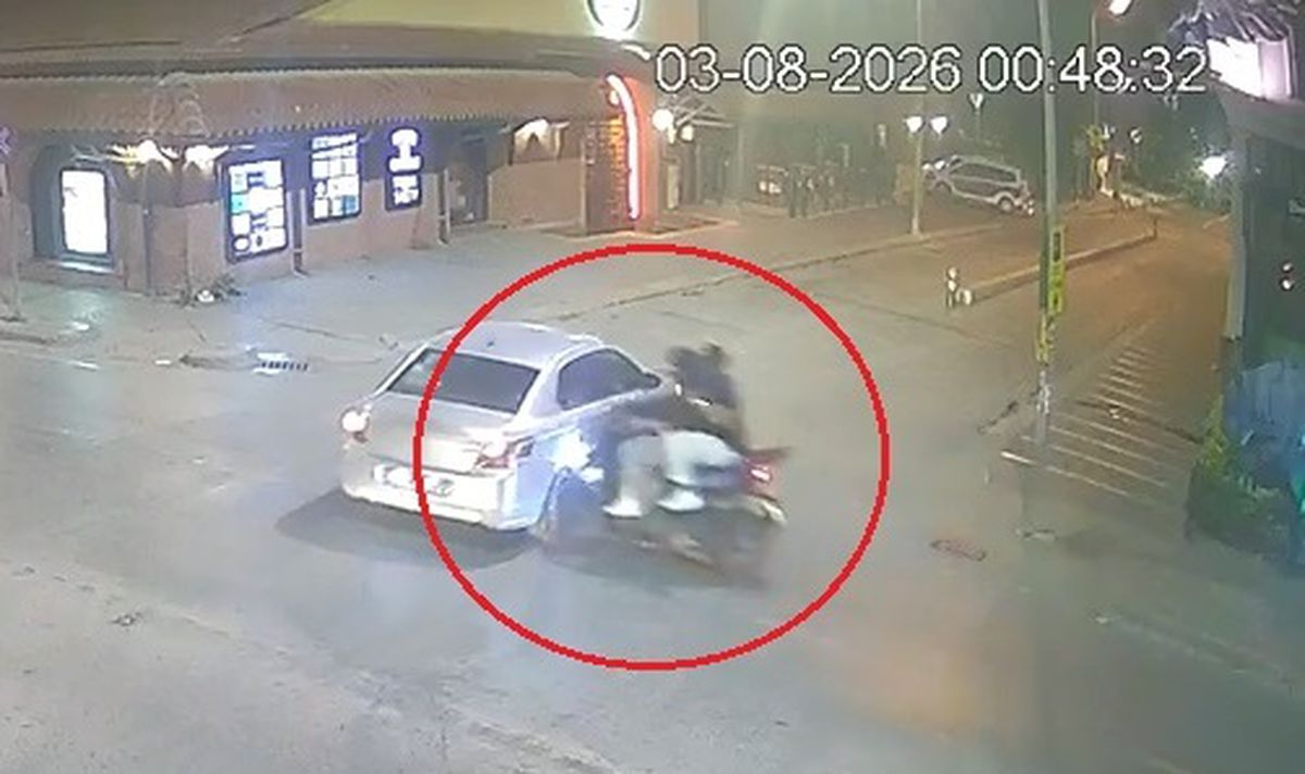 Eskişehir’de motosiklet otomobile çarptı; kaza kamerada