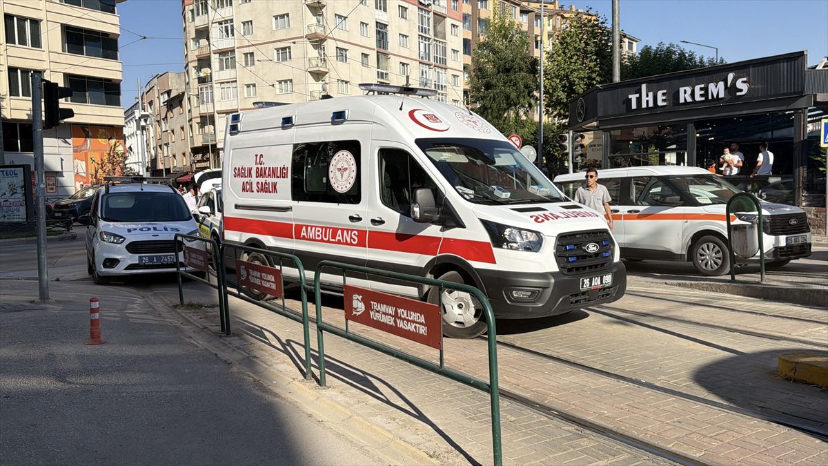 Eskişehir'de tramvayın çarptığı bisikletli yaralandı