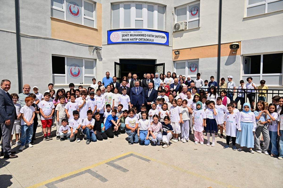 Vali Yılmaz, TÜGVA Yaz Okulu'nda öğrencilerle buluştu