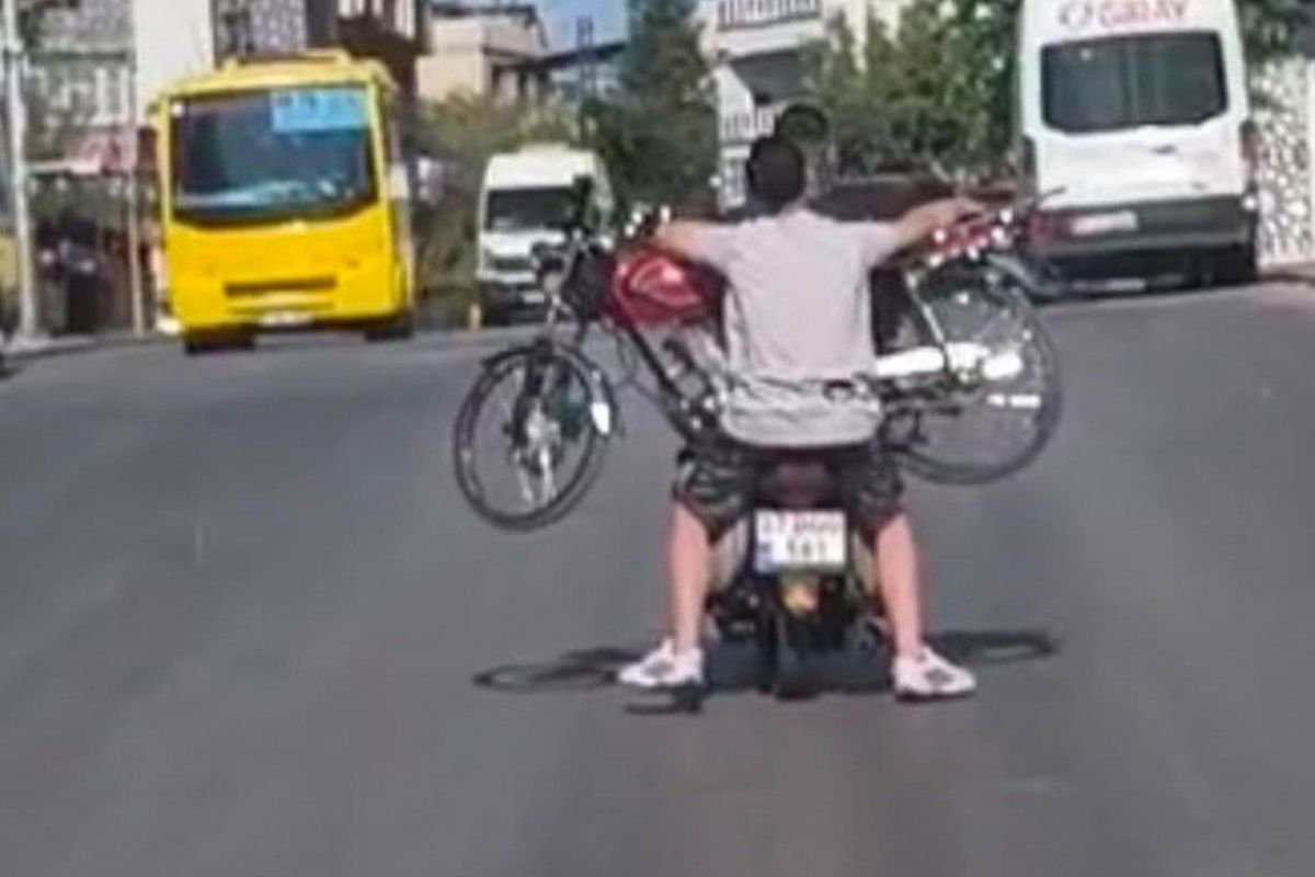 Gaziantep’te ilginç taşıma yöntemi: Motosiklet üzerinde motosiklet taşıdılar