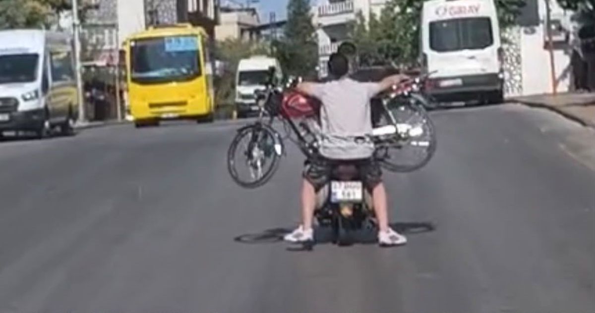 Gaziantep’te ilginç taşıma yöntemi: Motosiklet üzerinde motosiklet taşıdılar