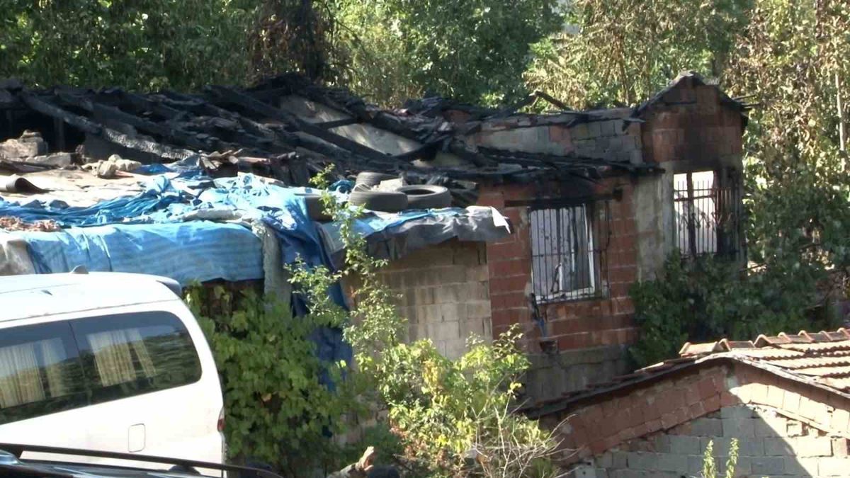 Gaziosmanpaşa'da gecekondu yangını: Alevler bitişikteki eve sıçradı