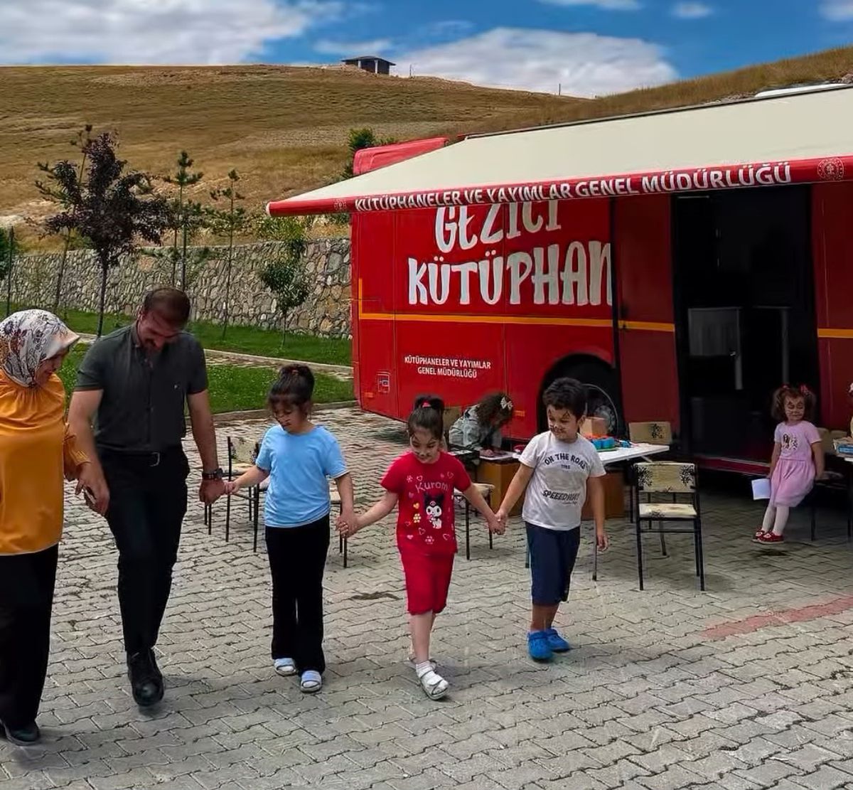 Gezici Kütüphane Gökçedere'de Çocuklarla Buluştu