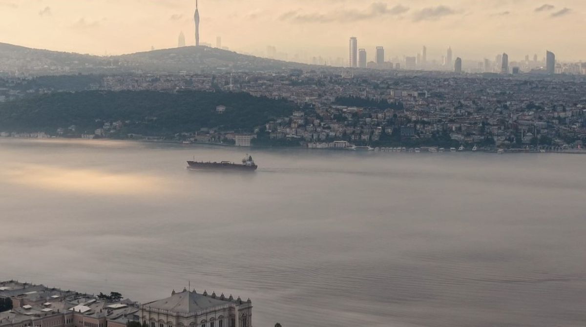 İstanbul’da deniz ulaşımına sis engeli: 15 şehir hatları seferi iptal edildi