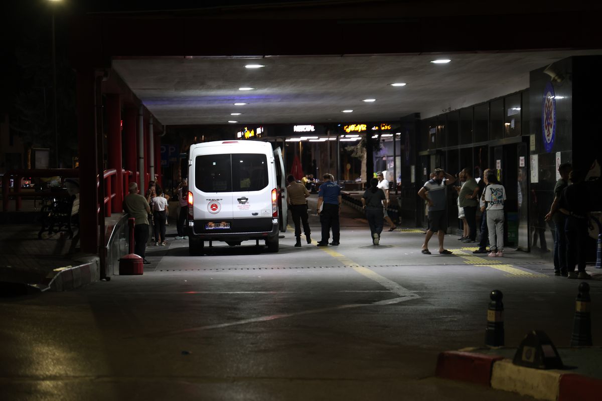İzmir'de motosiklet bariyerlere çarptı: 1 ölü, 1 ağır yaralı