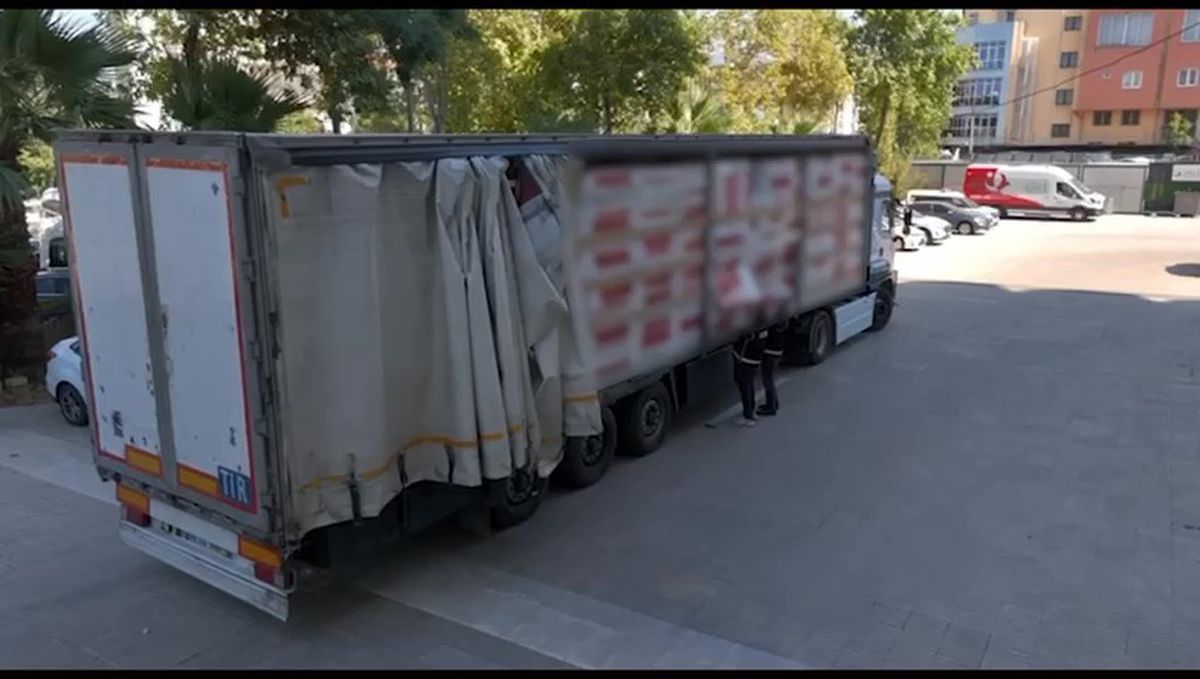 Denizli'de TIR'da 5 Milyon Dal Kaçak Makaron Ele Geçirildi