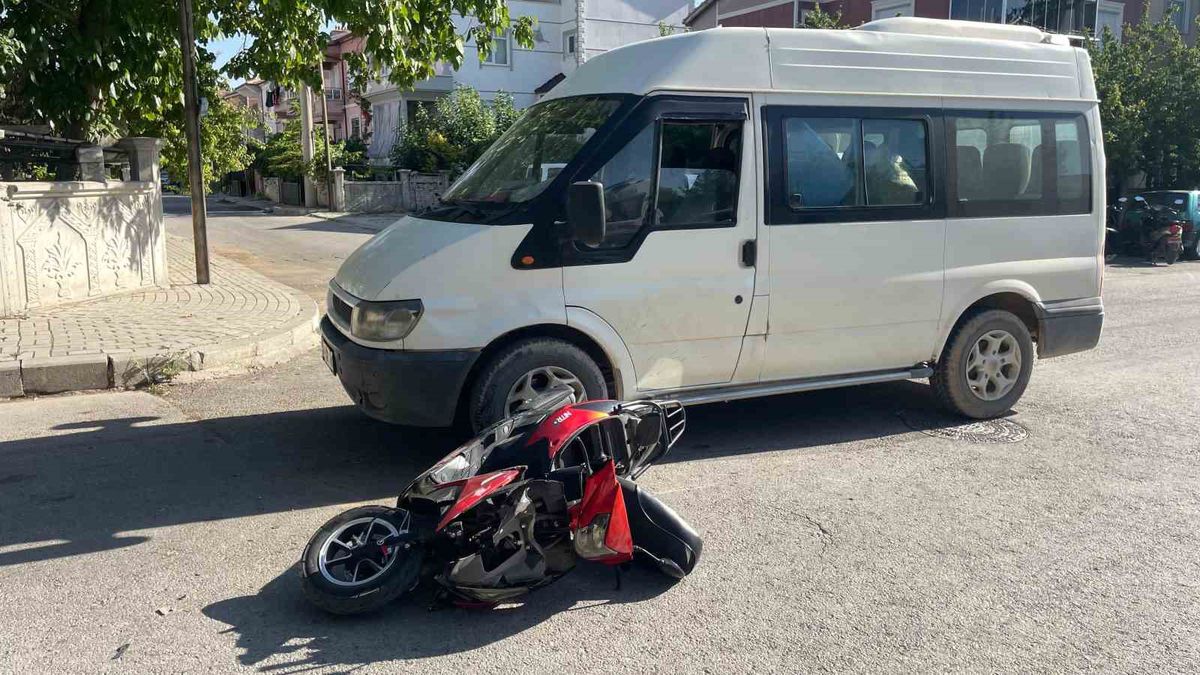 Karaman'da minibüs-motosiklet kazası: 2 yaralı
