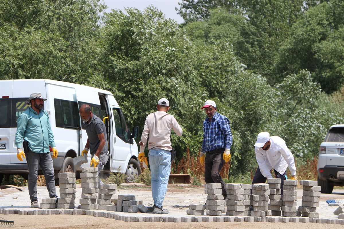 Karlıova'da Kilitli Parke Taşı Çalışmaları Başladı