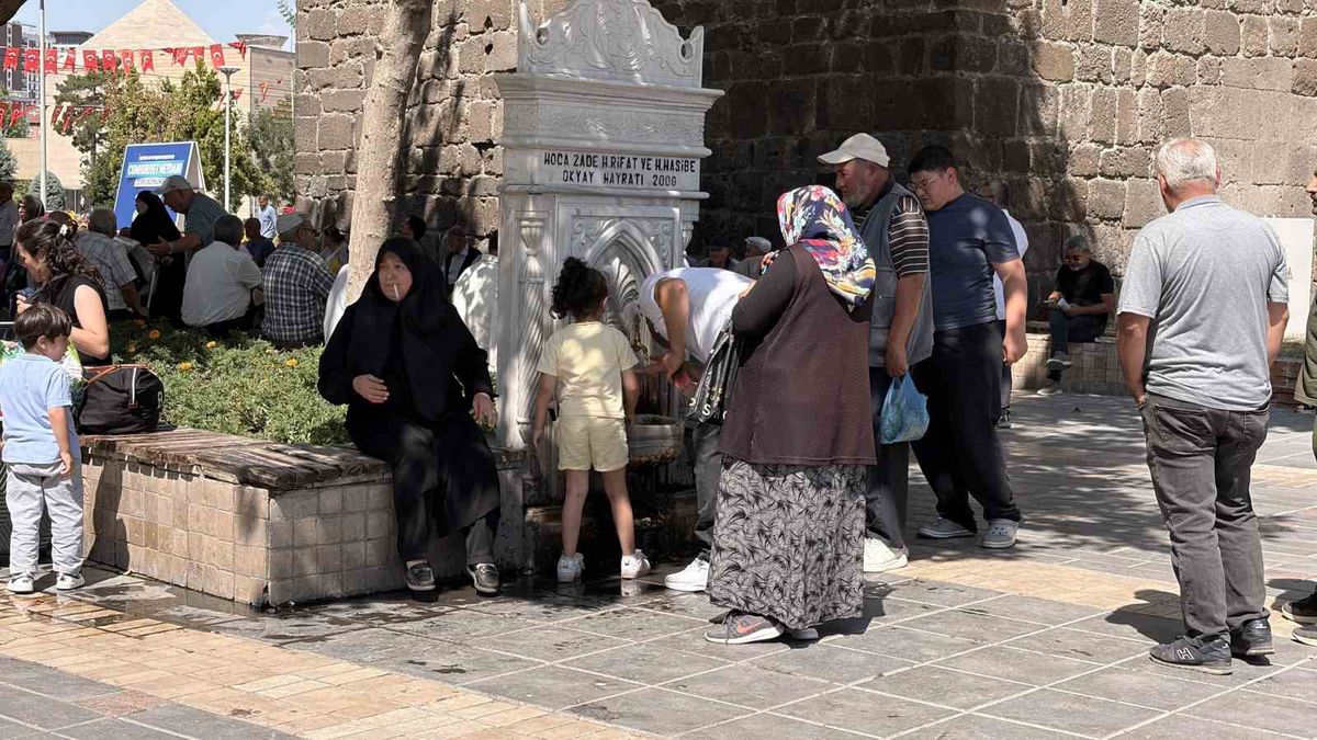 Kayseri'de Termometreler 34 Dereceyi Gösterdi: 'Resmen Yanıyoruz'