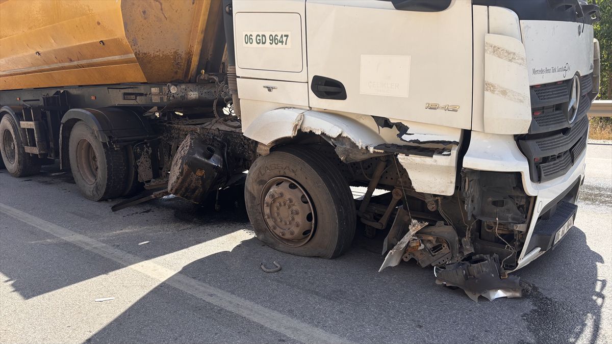 Tavşanlı'da Tır-Otomobil Çarpışması: 4 Yaralı