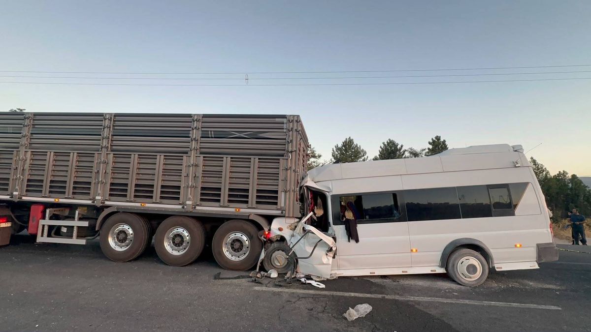 Malatya'da Tarım İşçilerini Taşıyan Minibüs TIR'a Çarptı: 18 Yaralı