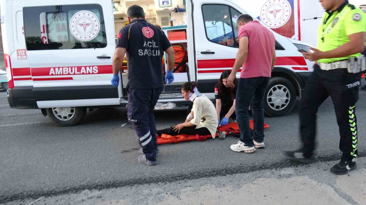 Mevsimlik işçi minibüsü tıra çarptı: 19 yaralı