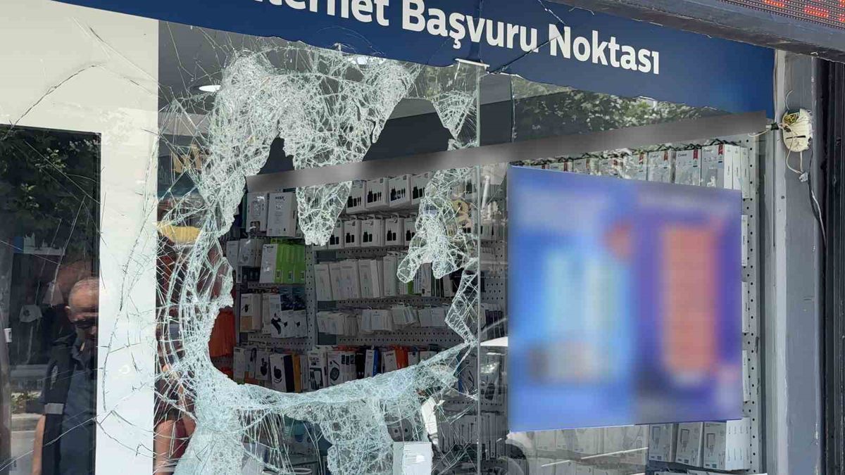 Başakşehir'de maskeli soygun: 400 bin liralık telefon çalındı