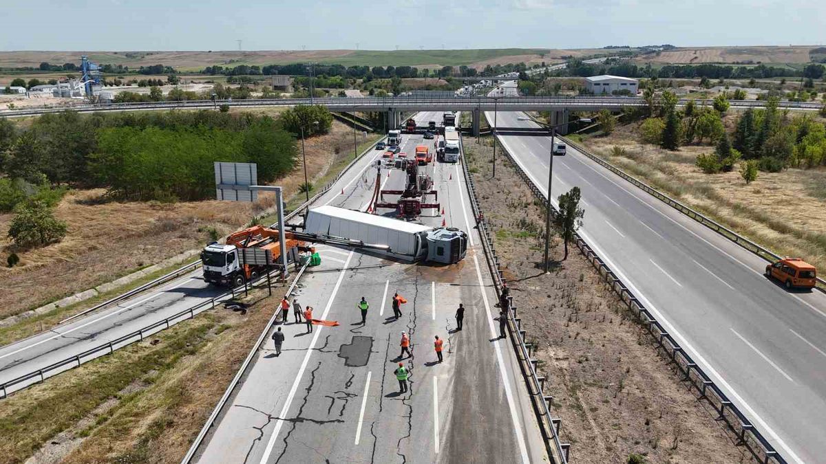 Meyve Tırı Devrildi Otoyol Trafiğe Kapandı