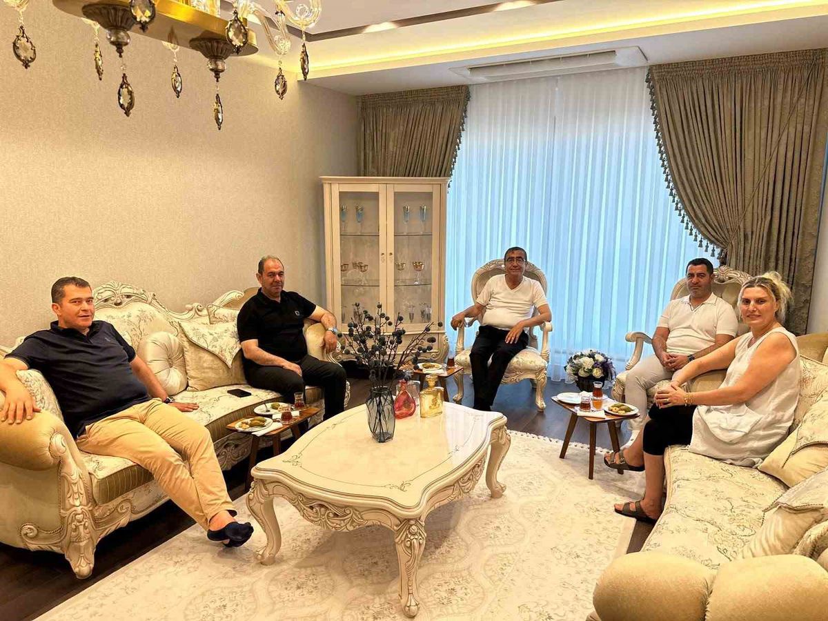 Milletvekili Bozgeyik, duayen gazeteci Ali Babat'ı evinde ziyaret etti