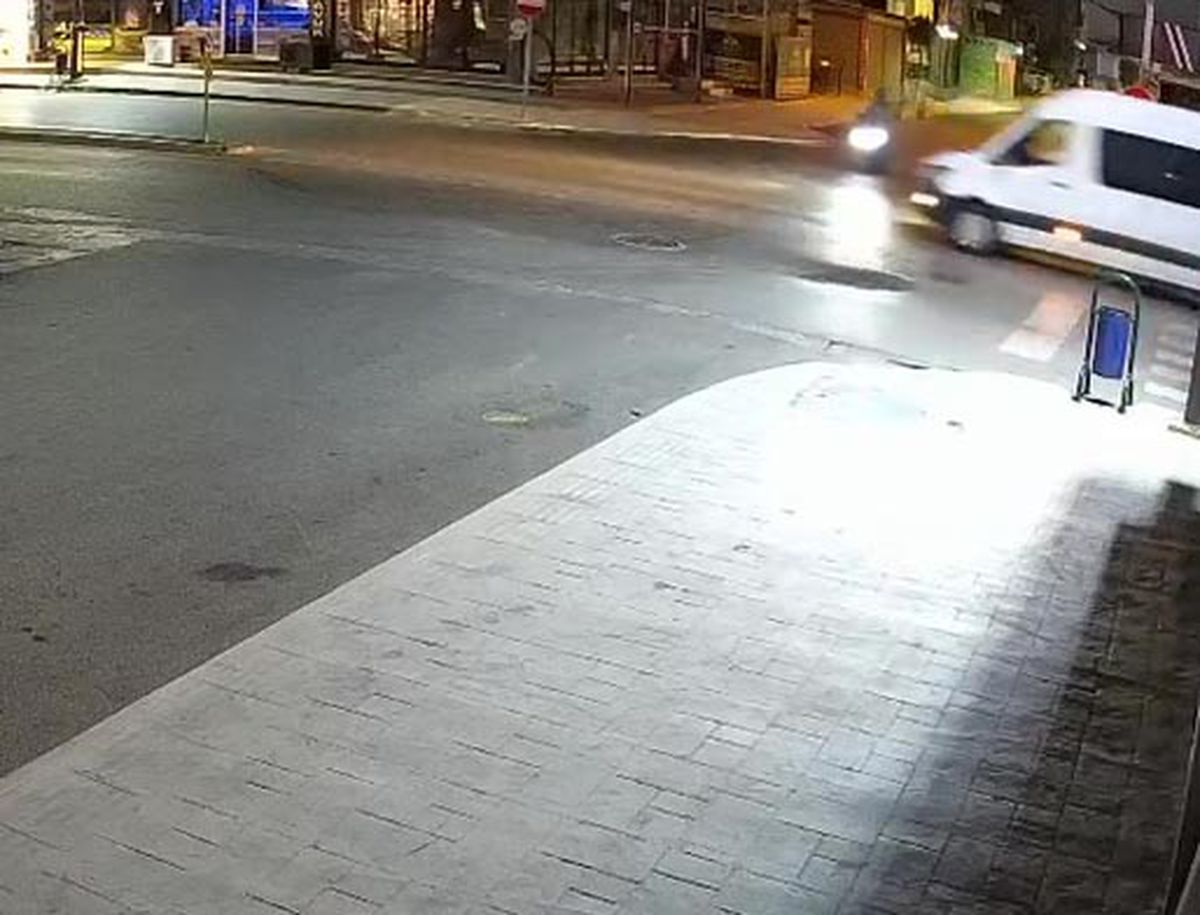 Kartepe'de Minibüs Motosiklete Çarptı: Sürücü Metrelerce Sürüklendi