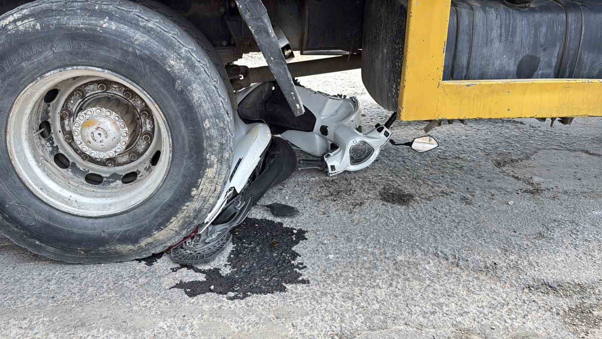Motosiklet vincin altında kaldı: Sürücü son anda kurtuldu