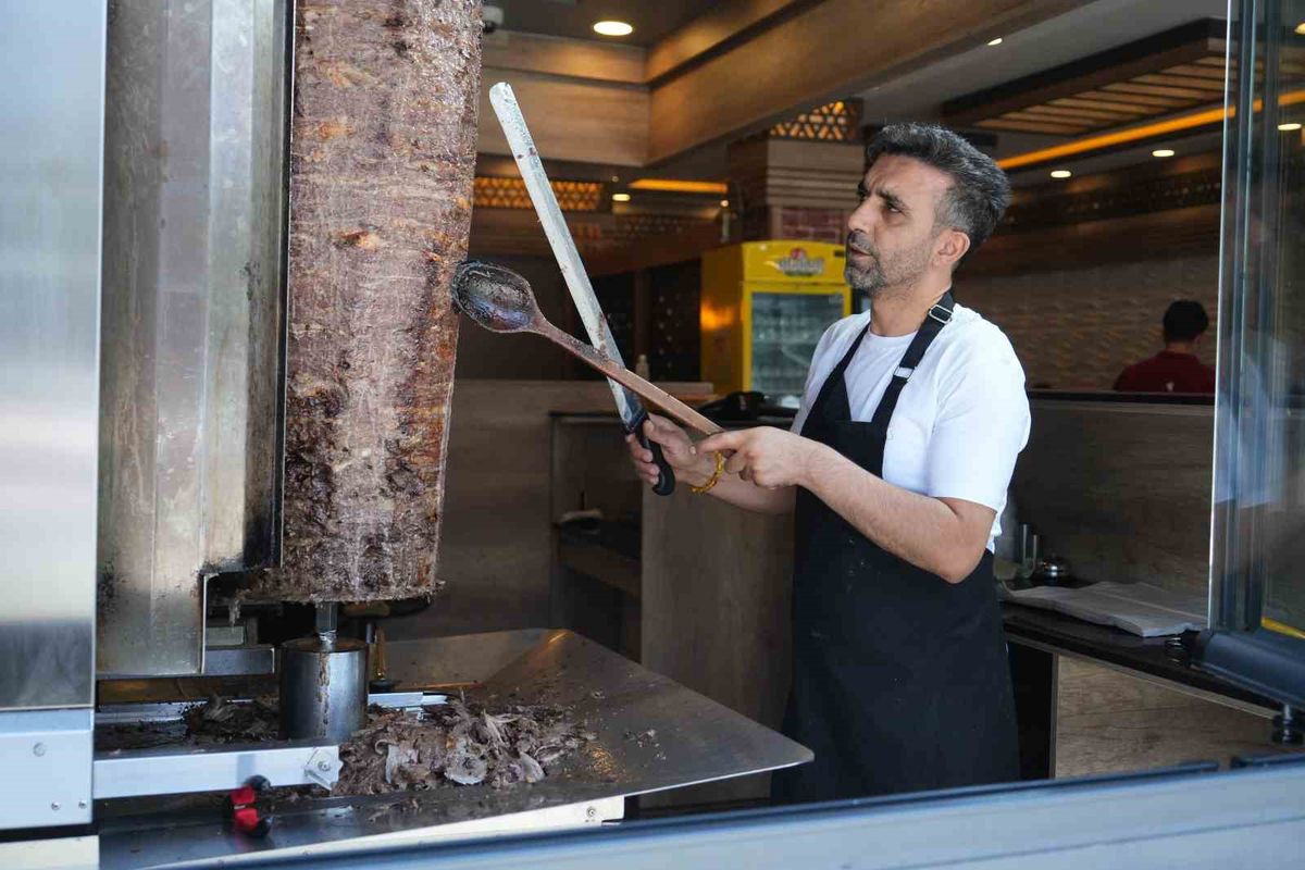 Muş'ta Döner Ustaları 60 Derece Sıcaklıkla Mücadele Ediyor
