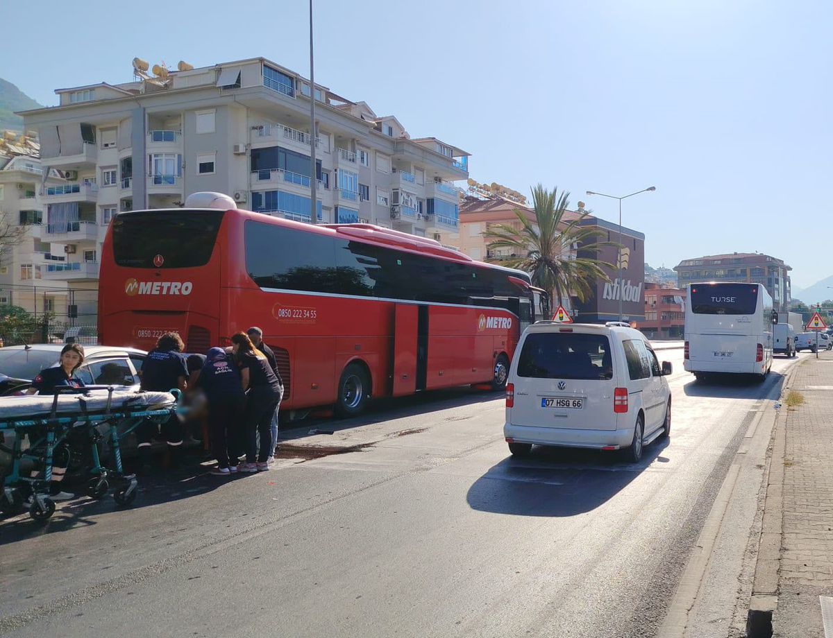 Alanya'da otomobil otobüse çarptı: 1 yaralı