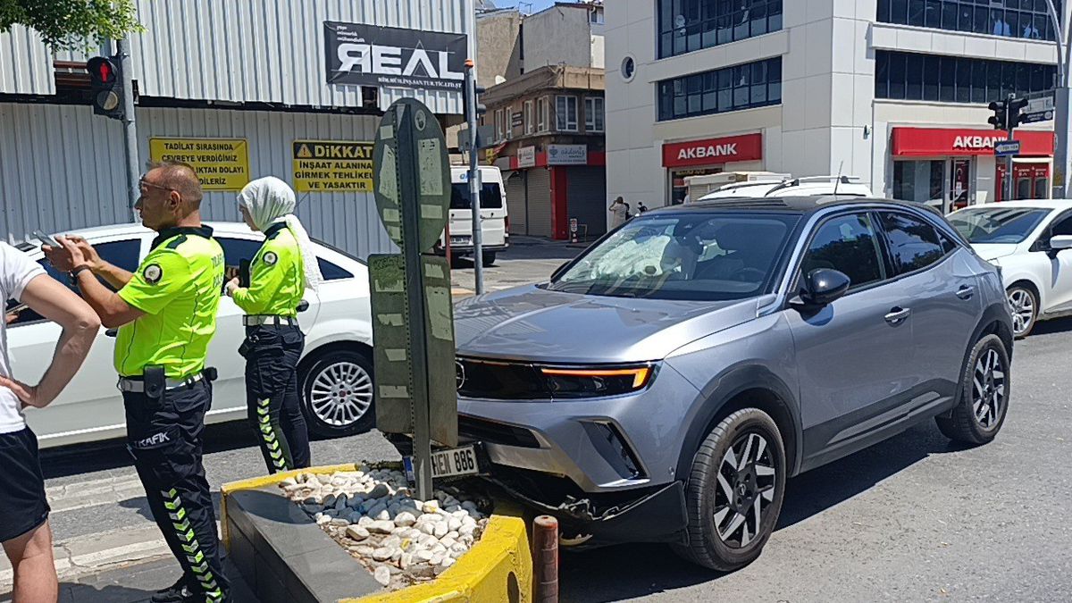 Manavgat'ta Refüje Çarpan Otomobilin Sürücüsü Yaralandı