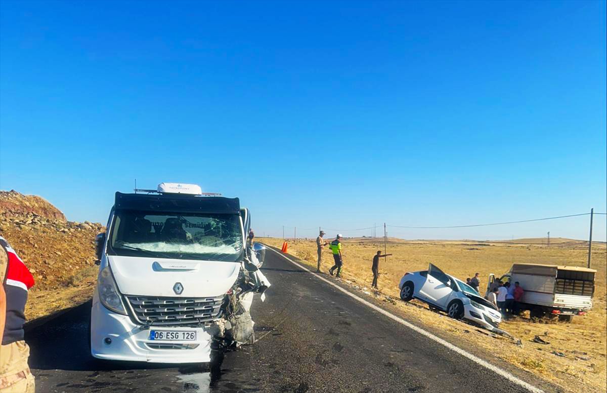 Siverek'te Otomobil-Çekici Çarpıştı: 3 Yaralı