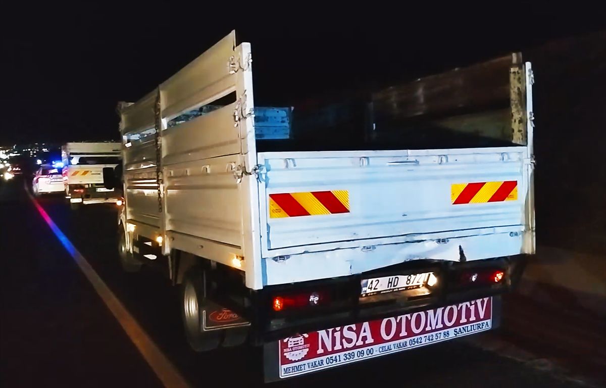 Şanlıurfa'da tır ile kamyonetin çarpıştığı kazada 8 kişi yaralandı