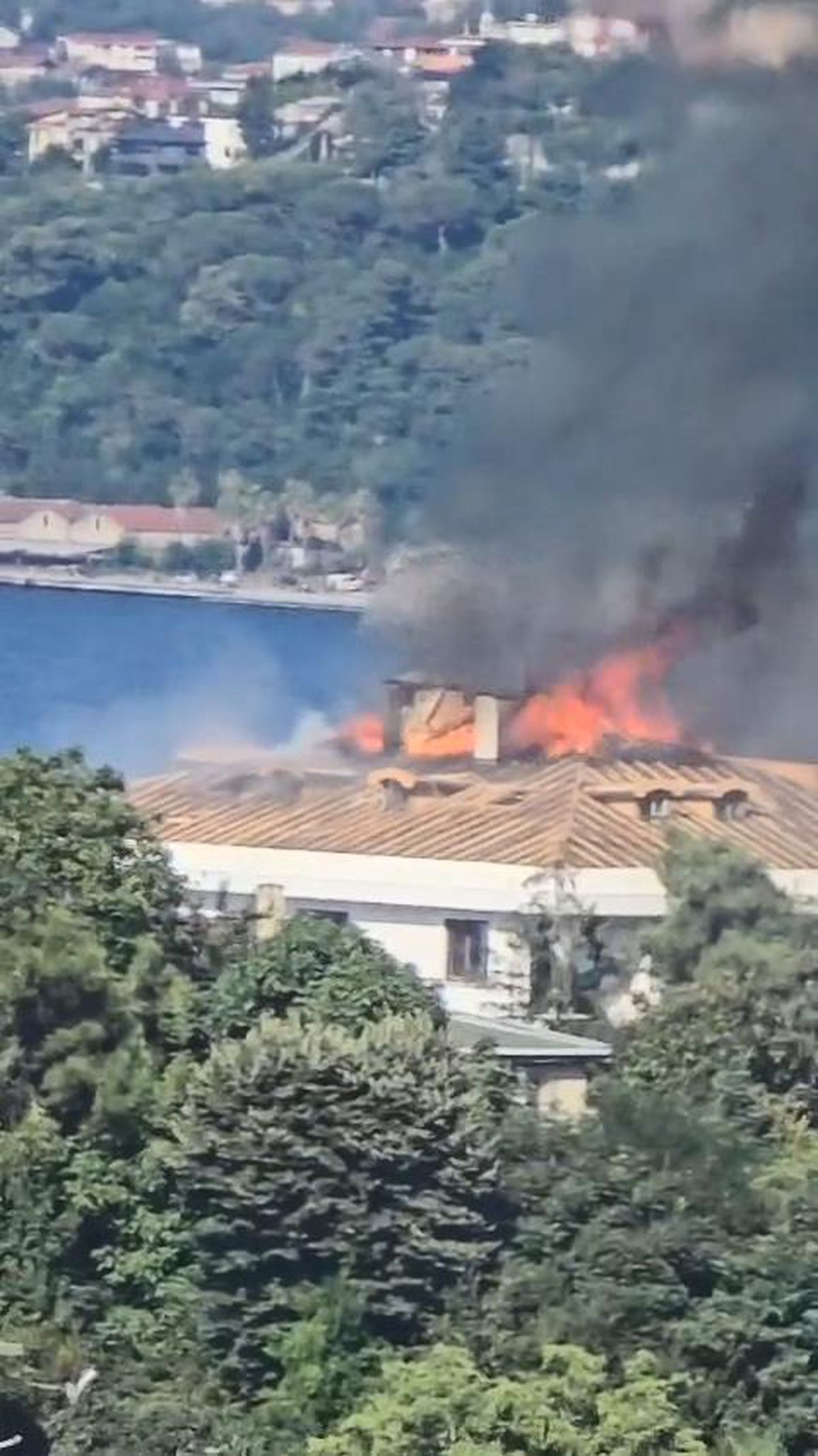 Emirgan'da 5 Katlı Binada Çatı Yangını