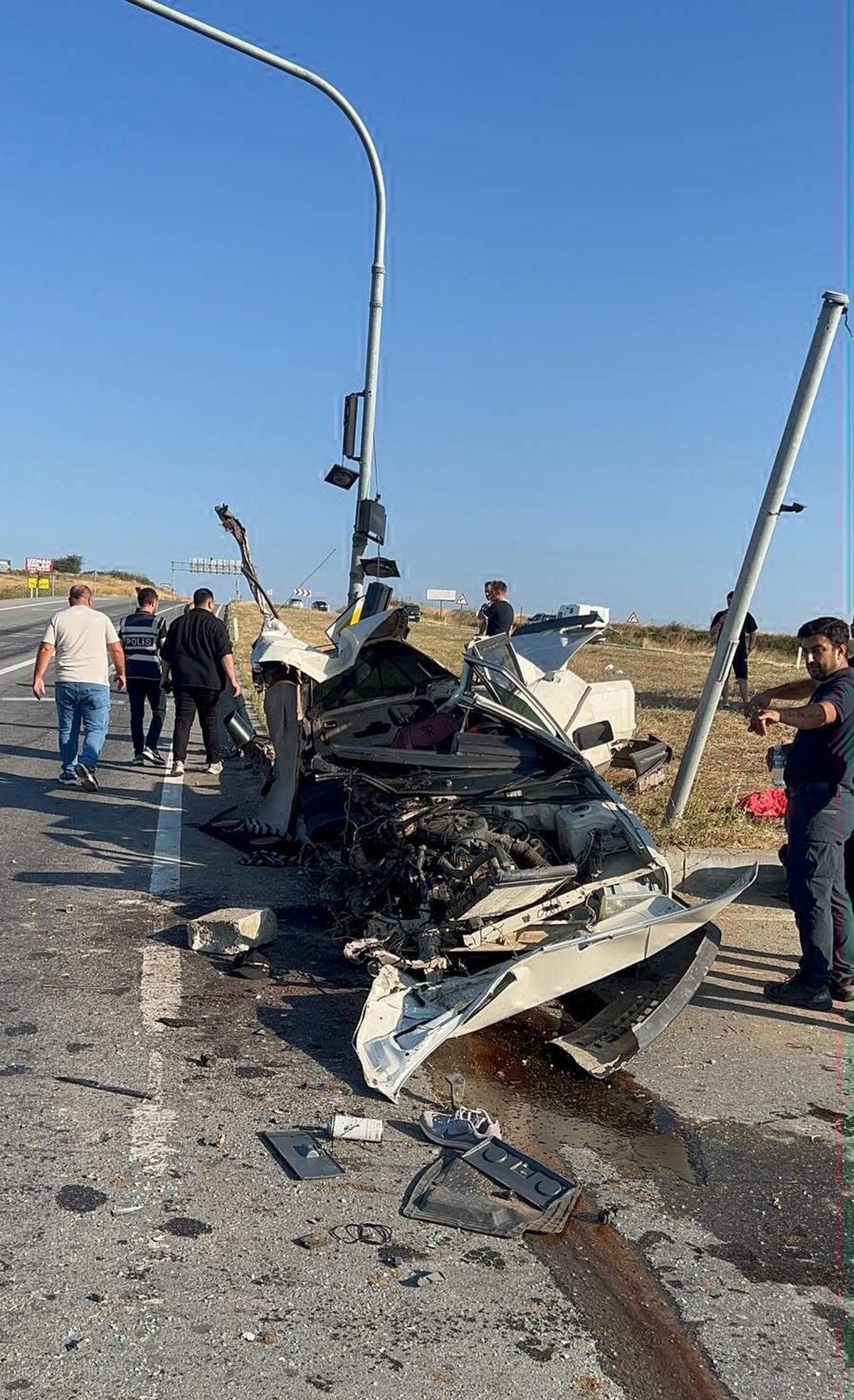 Saray'da Otomobil Direğe Çarpıp İkiye Bölündü: Sürücü Hafif Yaralandı