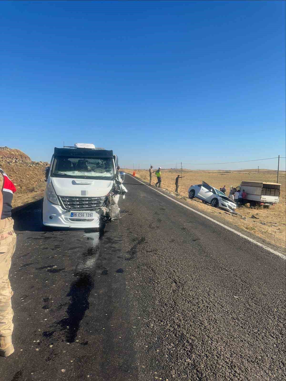 Siverek'te kafa kafaya kaza: 3 yaralı