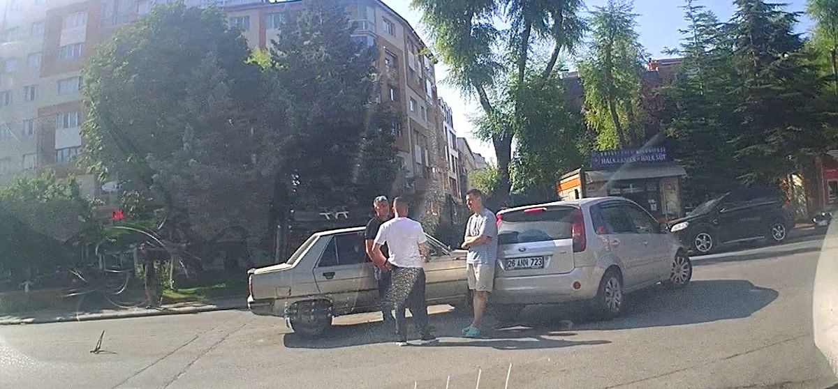 Eskişehir'de kavşakta maddi hasarlı kaza