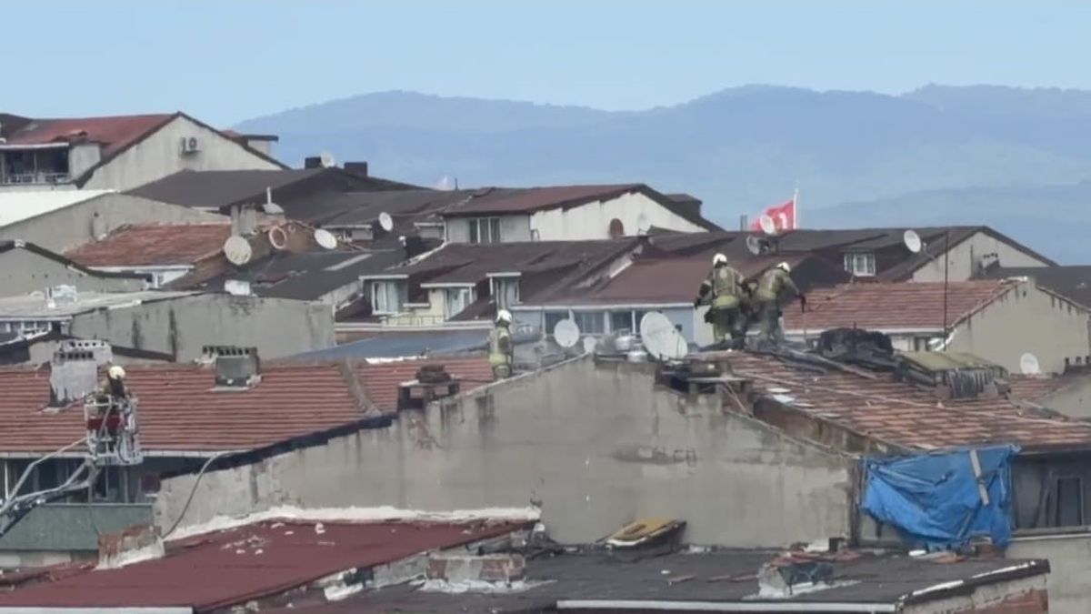 Sultangazi'de Çatı Tadilatında Yangın Panik Yarattı