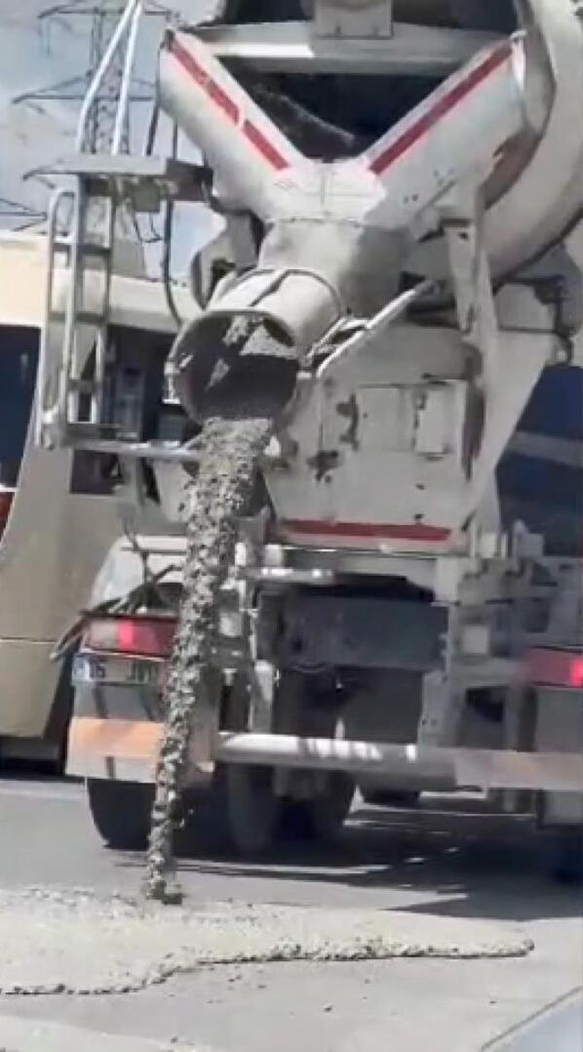 Sultangazi'de beton mikseri yola beton döktü, trafikten men edildi
