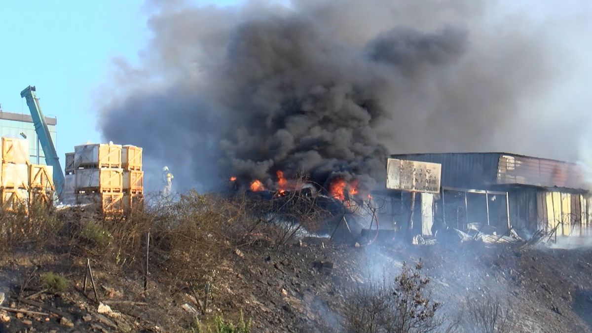 Tuzla'da Otluk Yangını Yat Tamirhanesine Sıçradı: 2 Yat Küle Döndü