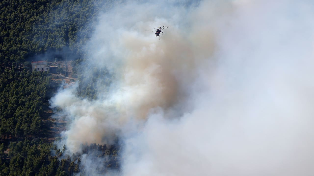 Yunanistan'da Yangınla Mücadelede Helikopter Kazası: 2 Ölü