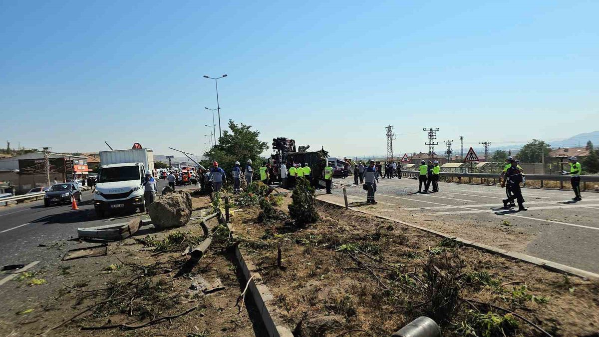 Kayseri'de otobüs devrildi: 1 ölü, 24 yaralı