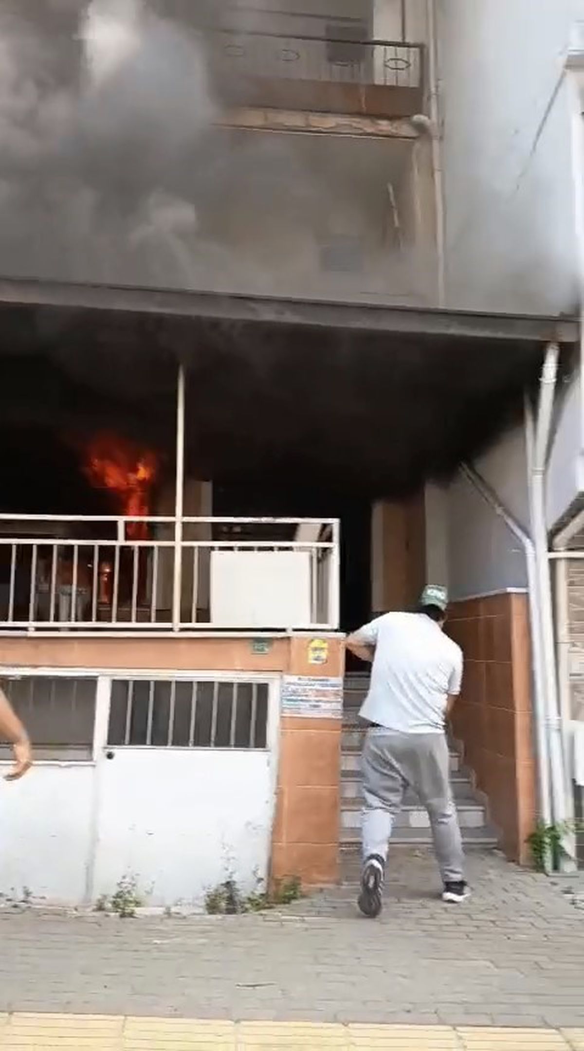 Bursa'da Apartman Yangını: Vatandaşlar İlk Müdahaleyi Yaptı