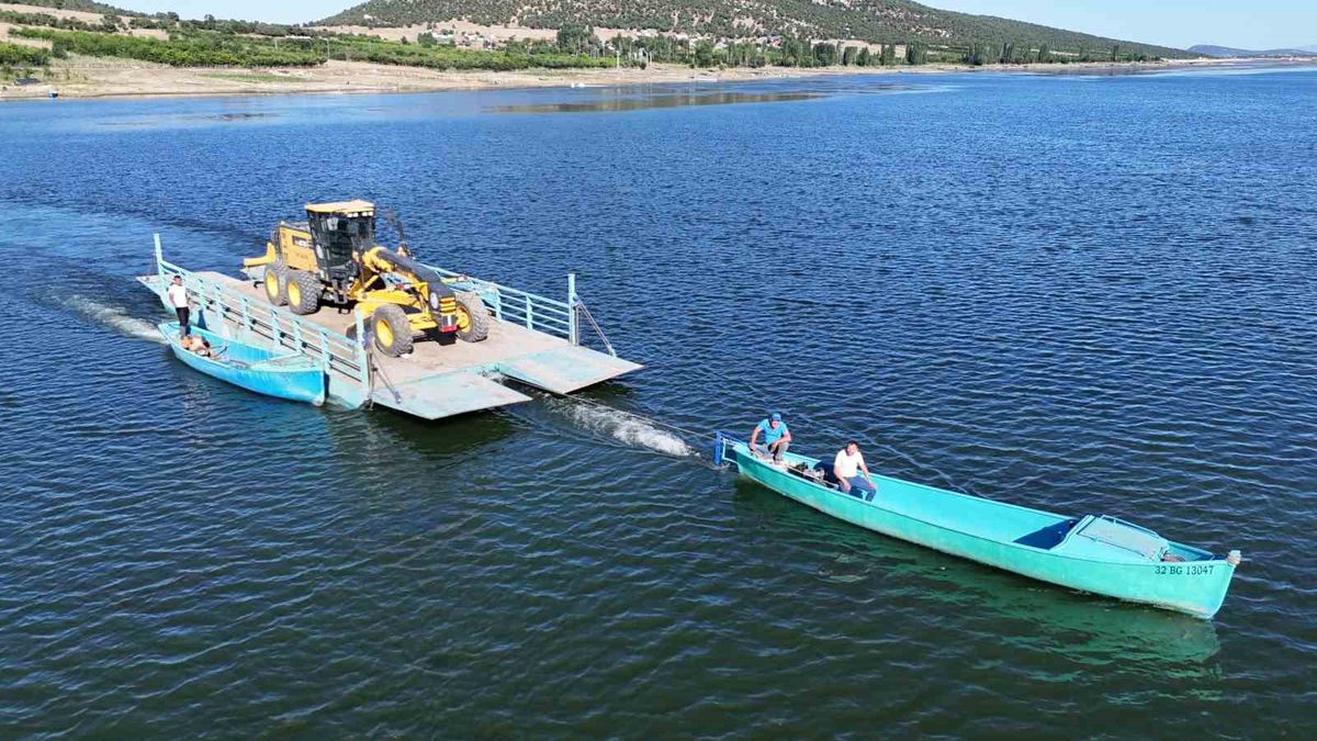 Mada Adası'na İş Makineleri Teknelerle Taşındı