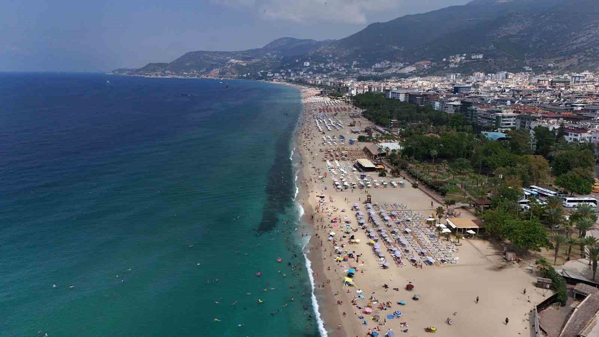 Alanya'da sıcak hava turistleri sahile akın ettirdi