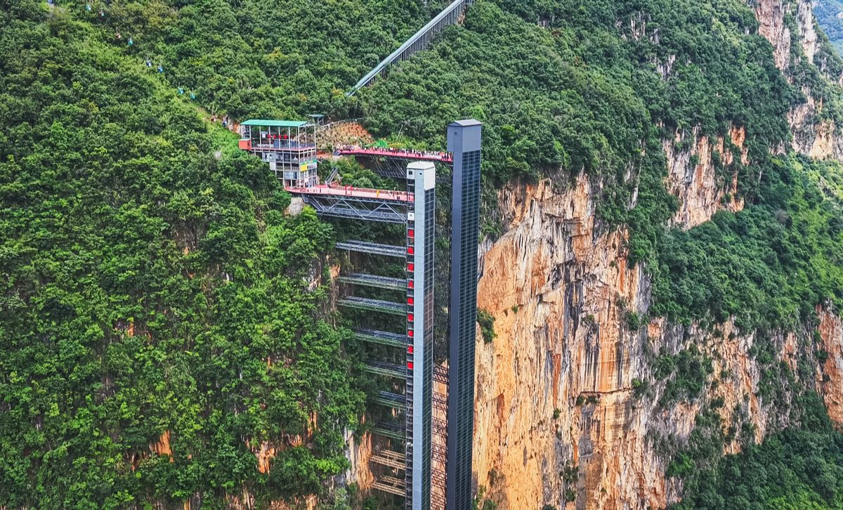 Yunnan'da Uçurum Asansörü Öğrencilerin Okul Yolunu 30 Dakikaya İndirdi