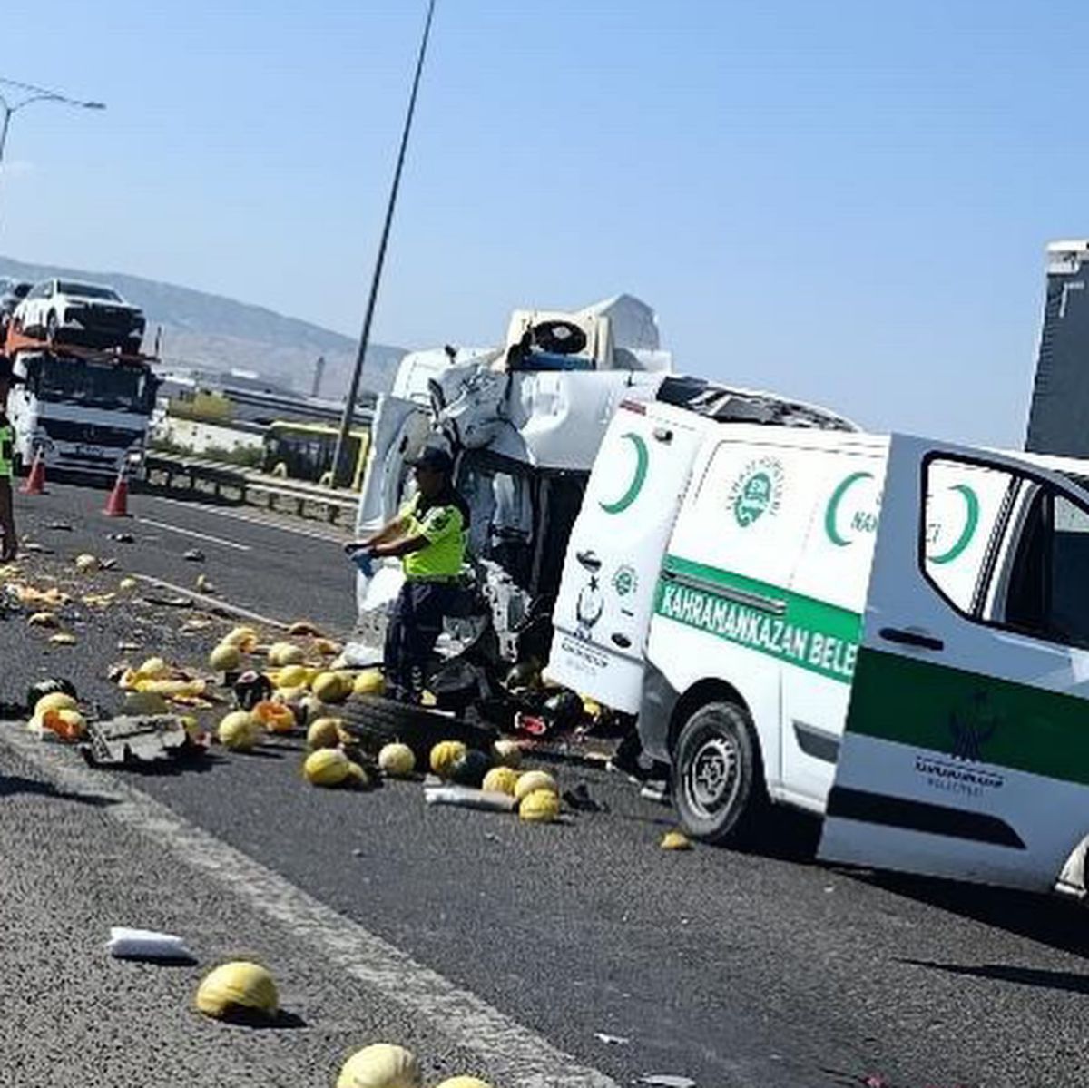 Kahramankazan'da Kamyonet-Kamyon Çarpışması: 1 Ölü, 2 Yaralı