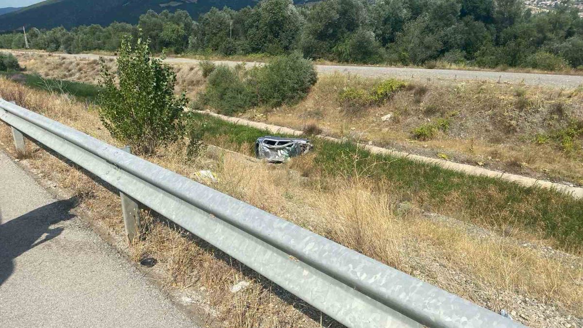 Tokat'ta otomobil kanala yuvarlandı: 2 yaralı