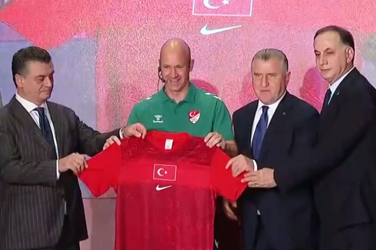Anthony Taylor'a Milli Takım forması hediye edildi! Herkes aynı detaya takıldı